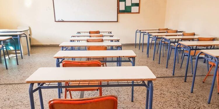 Δεν μετράνε οι απουσίες έως 5 ημέρες για μαθητές που θα νοσήσουν από κορονοϊό