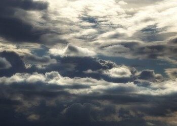 Καιρός: Κυριακή με καταιγίδες και ισχυρούς ανέμους – Το έκτακτο δελτίο της ΕΜΥ